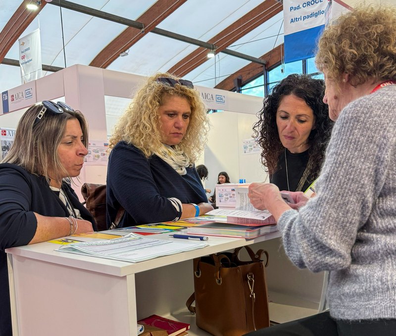 Docenti consultano i diari TIENIMIDOCCHIO a Didacta Italia – Edizione Abruzzo 2026