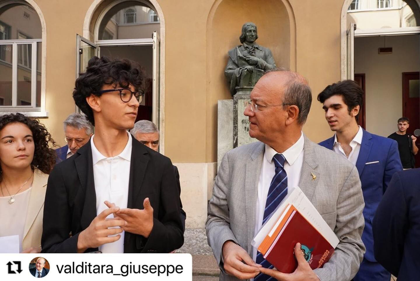 Il Ministro dell'Istruzione Giuseppe Valditara con l'Agenda Speciale realizzata da TIENIMIDOCCHIO per il 250esimo anniversario di fondazione del Liceo "Parini" di Milano